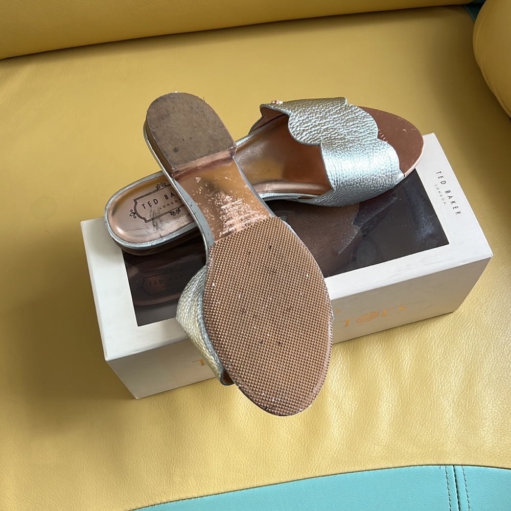 Shoes - Picture 2 of 4